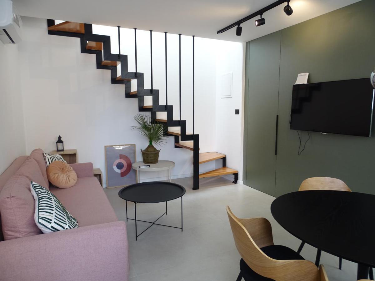 Modern Small House With A Terrace สปลิท ภายนอก รูปภาพ