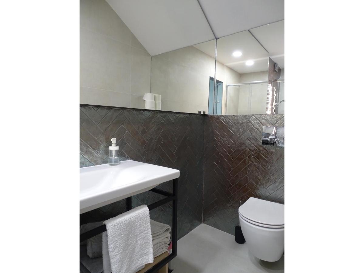 Modern Small House With A Terrace สปลิท ภายนอก รูปภาพ