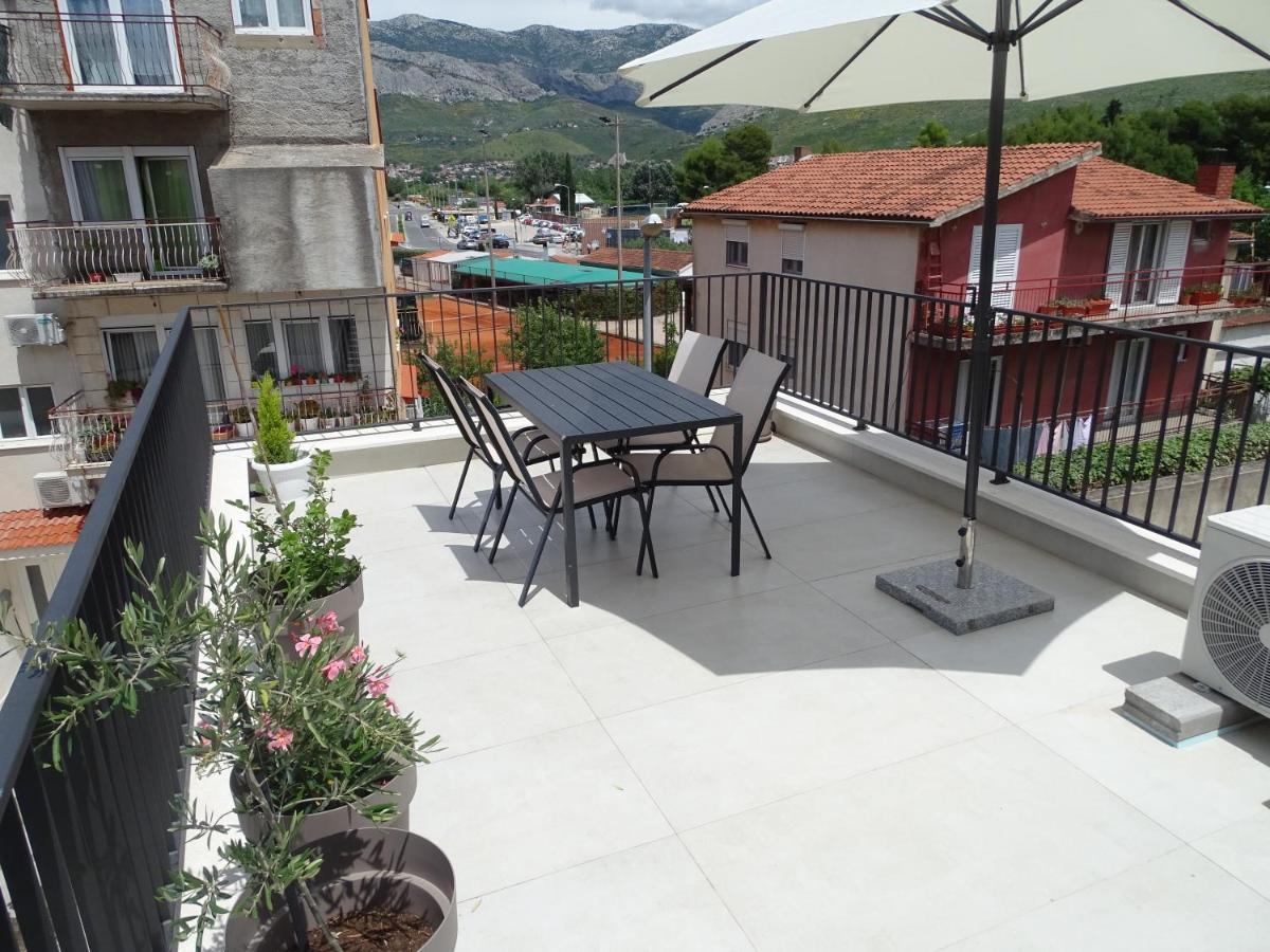 Modern Small House With A Terrace สปลิท ภายนอก รูปภาพ