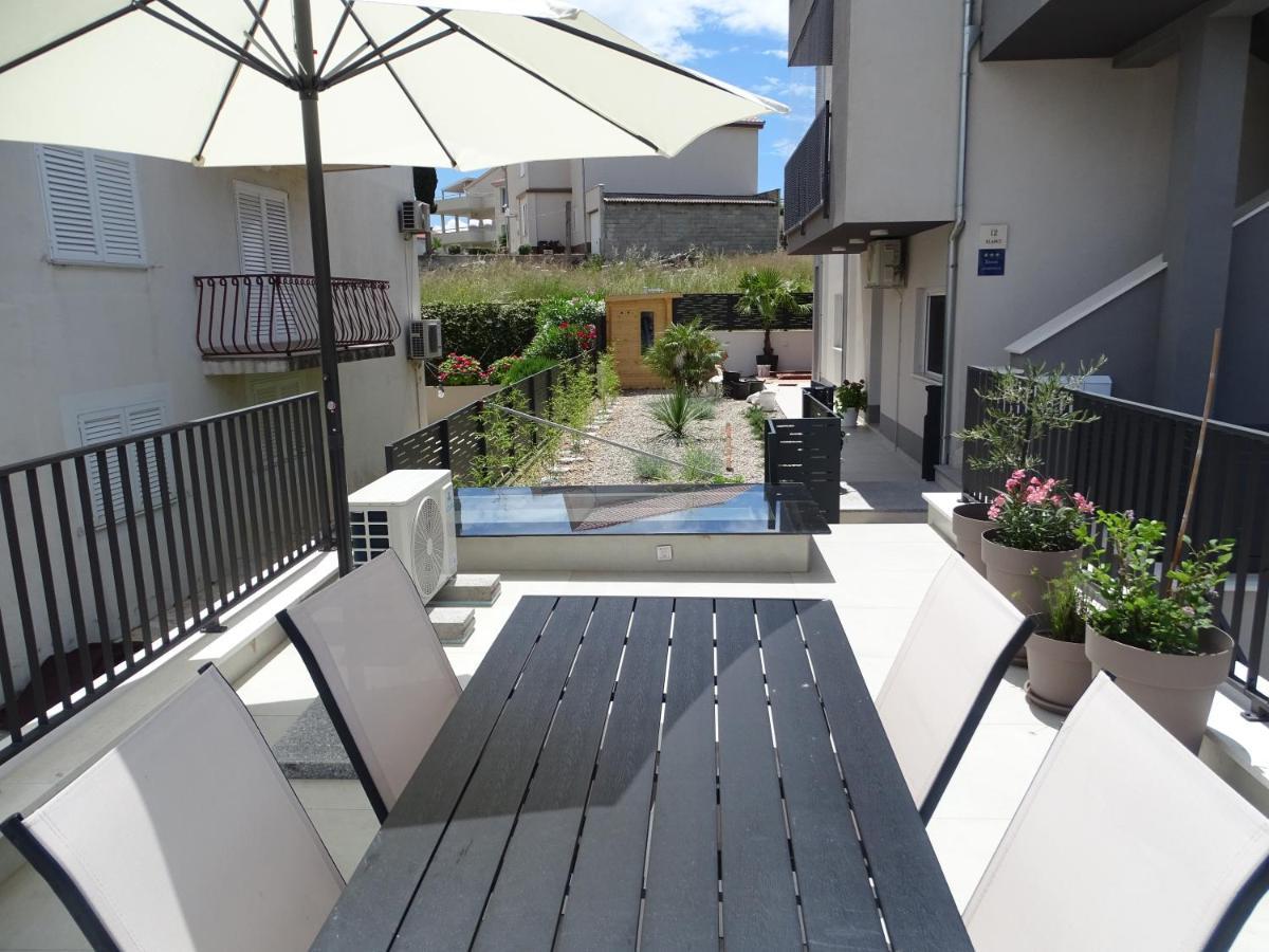 Modern Small House With A Terrace สปลิท ภายนอก รูปภาพ
